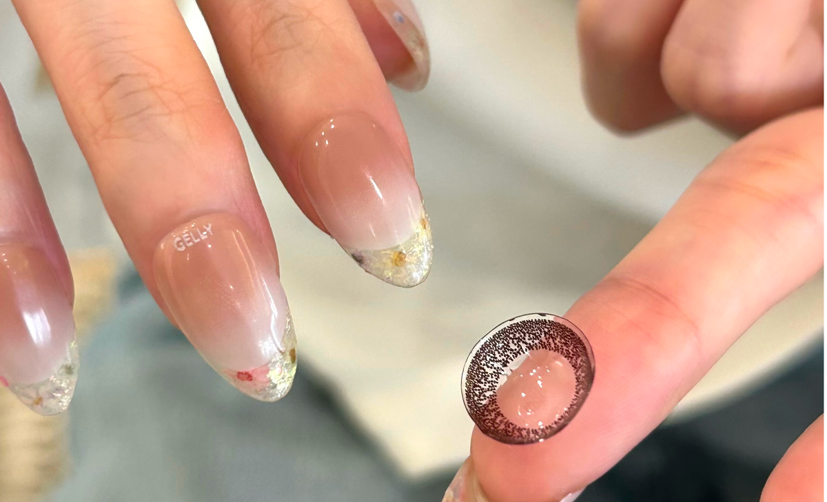 How to Remove Contact Lenses with Long Nails? 3 tips to protect your nails and eyes