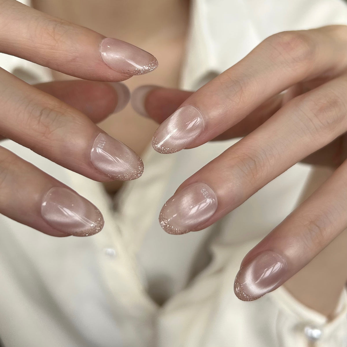 Close-up of hands with GELLY press on nail, GELLY穿戴甲