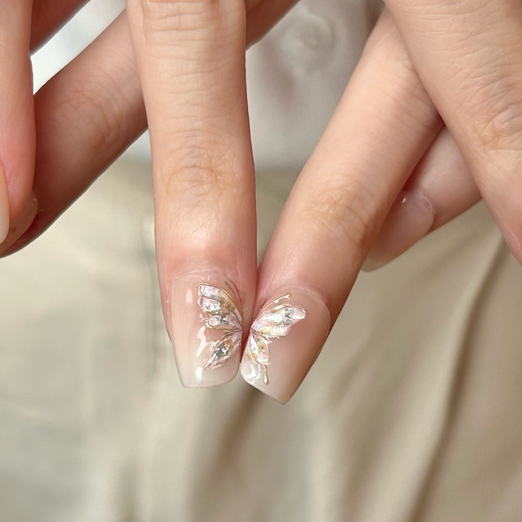 女生貼上了日本水晶紫蝴蝶穿戴甲