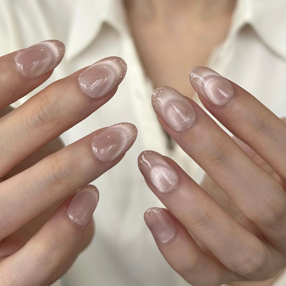 Close-up of hands with GELLY press on nail, GELLY穿戴甲