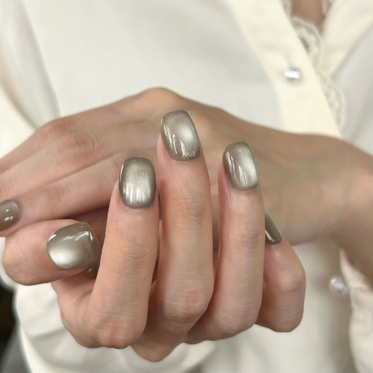 Close-up of hands with metallic GELLY press on nail, GELLY穿戴甲