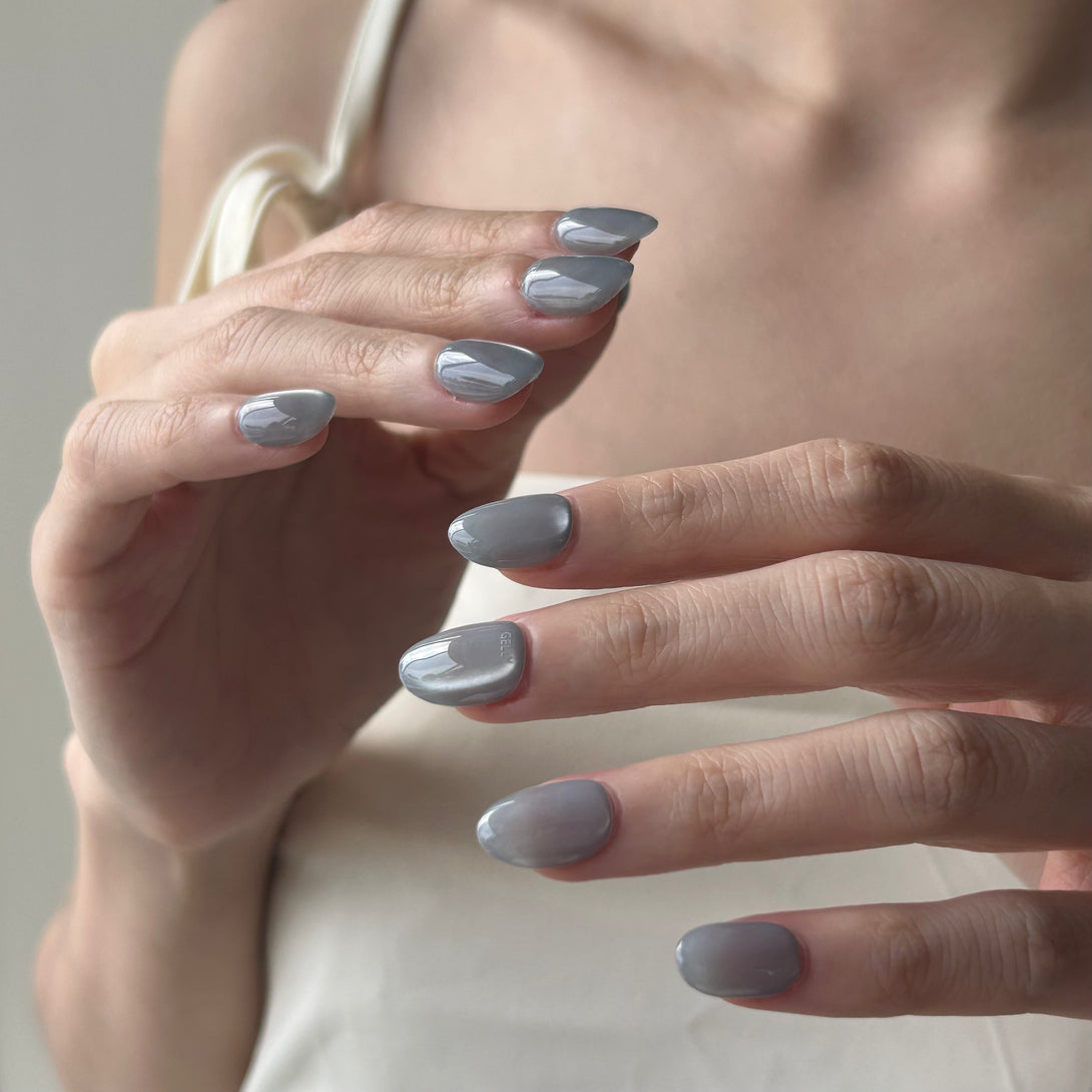 A girl is wearing blue cat eye press on nail 女生貼上藍色貓眼穿戴甲