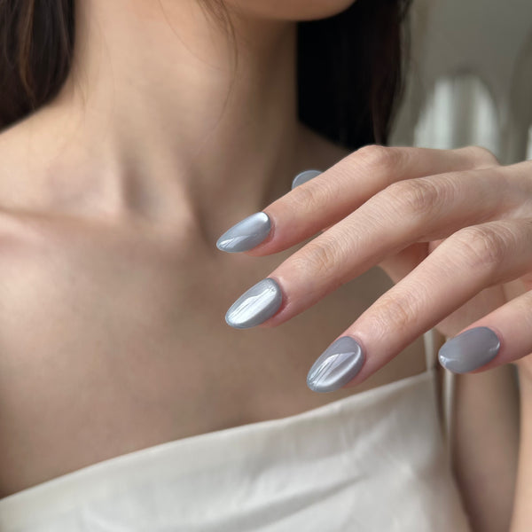 A girl is wearing blue cat eye press on nail 女生貼上藍色貓眼穿戴甲
