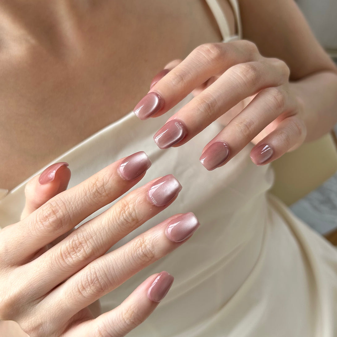A girl is waring rose pink cat eye press on nail 女生貼上玫瑰粉紅貓眼穿戴甲
